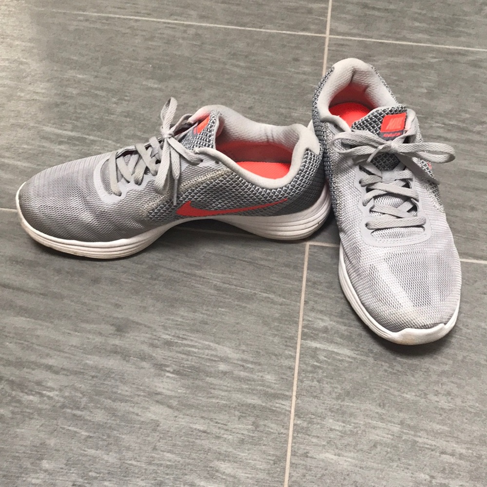 Nike Revolution 3 sneakers